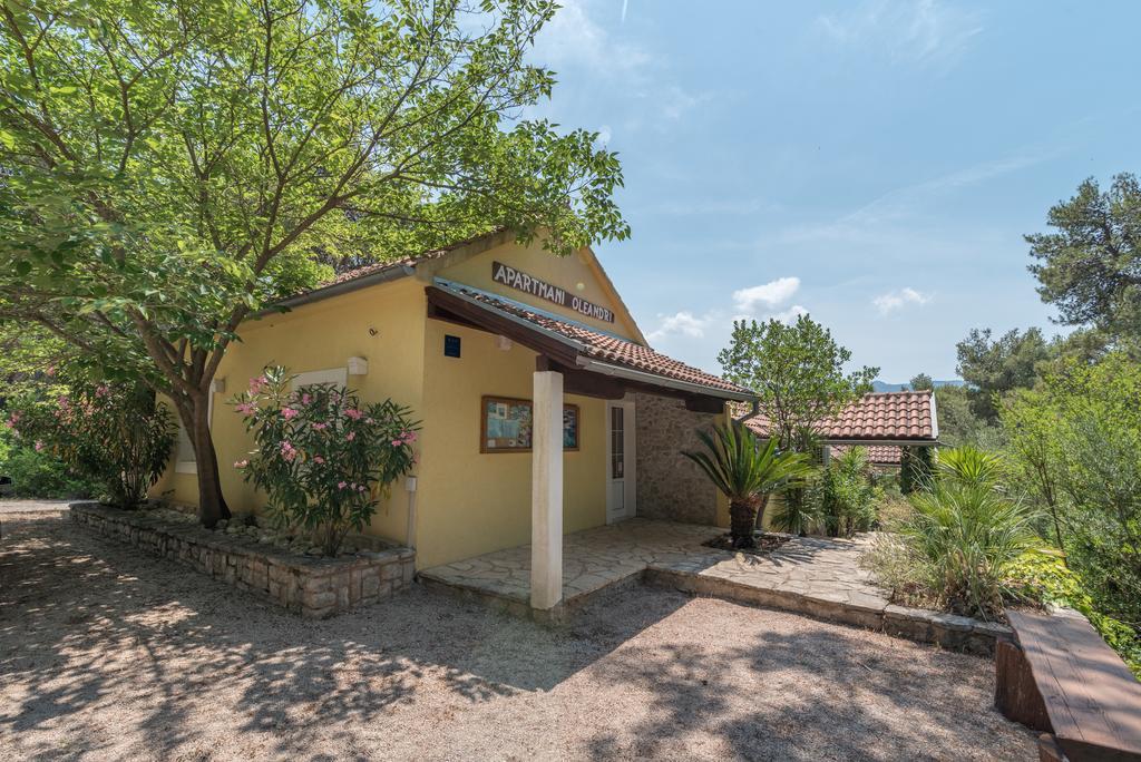 Villas Oleandri Vrboska Exterior foto
